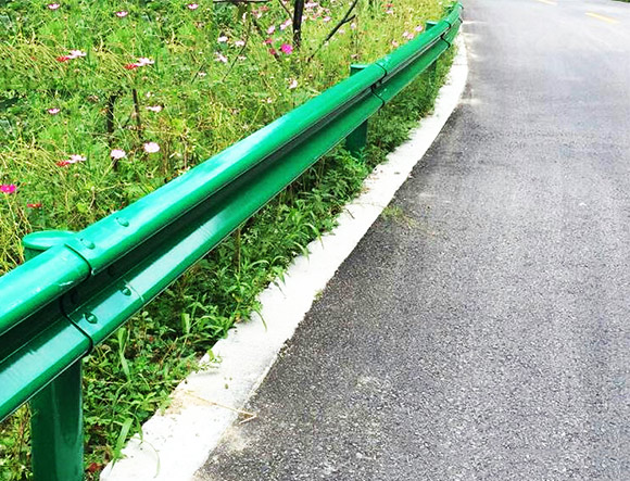 为什么选择绿色的公路护栏网！